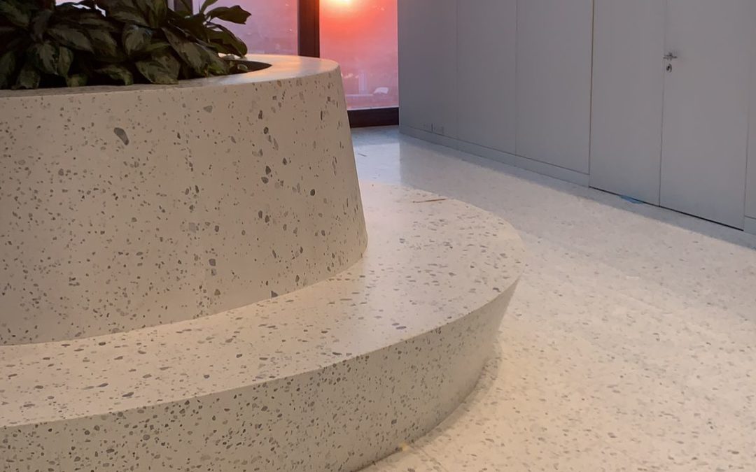 Bancs et revêtements de sol en terrazzo pour les tours Duo à Paris